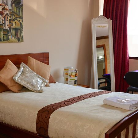 Hotel Villa Lafayette กีโต ภายนอก รูปภาพ